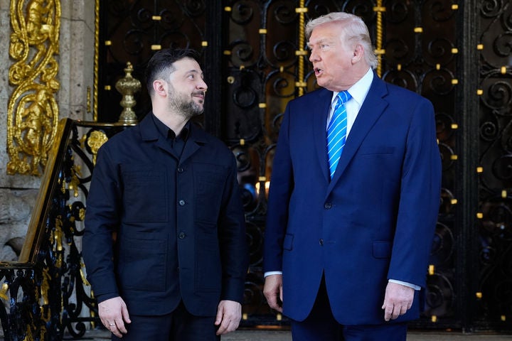 [팜비치=AP/뉴시스] 도널드 트럼프 미국 대통령(오른쪽)이 지난달 29일 우크라이나 종전안을 논의하기 위해 플로리다주 팜비치 마러라고 저택에 도착한 볼로디미르 젤렌스키 우크라이나 대통령을 맞이하고 있다.2026.