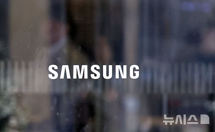 [서울=뉴시스] 최진석 기자 = 삼성전자가 창사 이래 처음으로 분기 영업이익 20조원을 돌파한 것으로 발표한 8일 서울 서초구 삼성전자 사옥에 삼성로고가 보이고 있다.삼성전자는 이날 연결기준 지난해 4분기 잠정 실