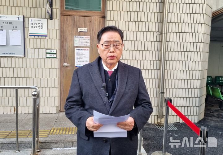 [의정부=뉴시스] 김도희 기자 = 공직선거법위반 혐의로 1심에서 벌금 90만원을 선고받아 직위상실형을 피한 강수현 경기 양주시장이 14일 선고 직후 취재진을 향해 입장을 밝히고 있다.2025.01.14 kdh@ne