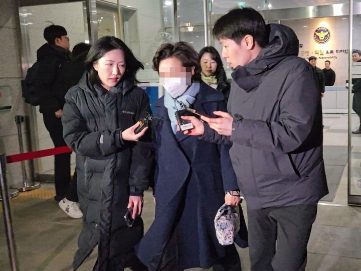 [서울=뉴시스] 이태성 기자 = 김병기 의원 배우자 이모씨가 22일 오후 서울 마포구 서울경찰청 광역수사단 청사에서 나오는 모습.2026.01.22.*재판매 및 DB 금지