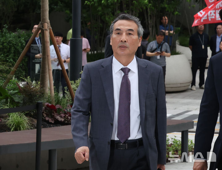 [서울=뉴시스] 배훈식 기자 = 윤석열 전 대통령의 부인 김건희 여사 의혹을 수사하는 민중기 특별검사가 지난해 7월 2일 오전 서울 종로구 KT 광화문빌딩 WEST에 마련된 특검 사무실로 출근하고 있다.2025.0