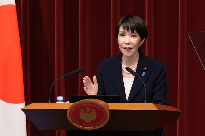 [도쿄=AP/뉴시스]다카이치 사나에(高市早苗) 일본 총리가 23일 중의원(하원)을 해산할 예정이다.여야는 16일이라는 단기간 선거 체제에 돌입한다.사진은 다카이치 총리가 지난 19일 도쿄 총리 관저에서 기자회견을