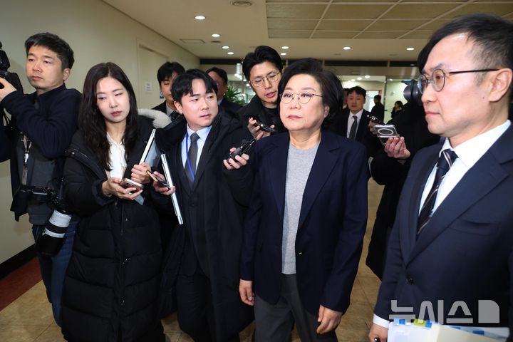 [서울=뉴시스] 조성봉 기자 = 이혜훈 기획예산처 장관 후보자가 23일 오전 서울 여의도 국회에서 열리는 인사청문회에 참석하기 위해 이동하며 취재진의 질문세례를 받고 있다.2026.01.23.suncho21@ne