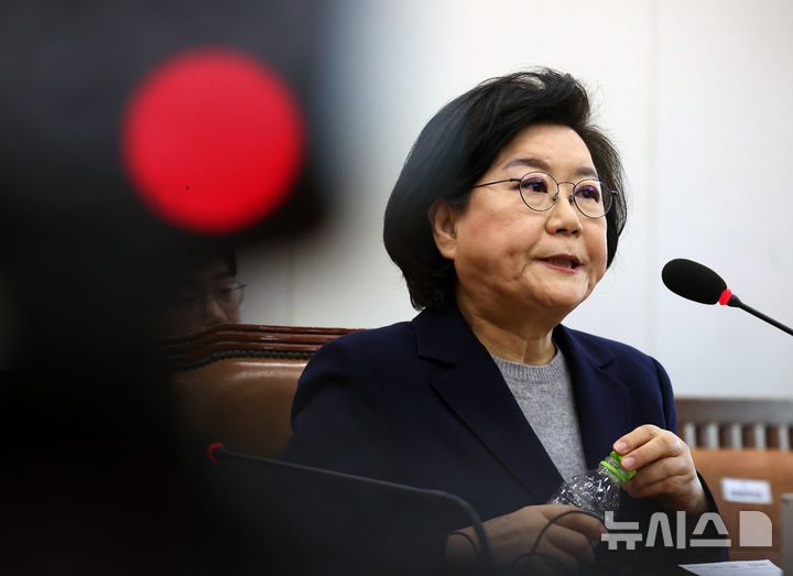 [서울=뉴시스] 고승민 기자 = 이혜훈 기획예산처 장관 후보자가 23일 오전 서울 여의도 국회 재정경제기획위원회 전체회의에서 열린 인사청문회에서 물을 마시고 있다.(공동취재) 2026.01.23.photo@news