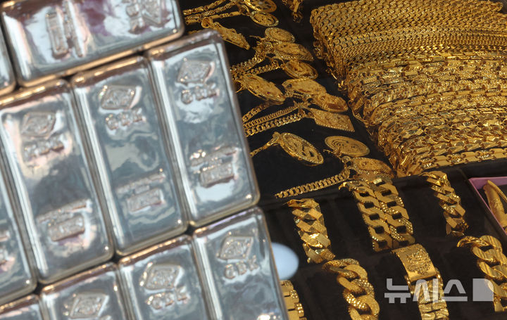 [서울=뉴시스] 조성우 기자 = 23일 서울 종로구 귀금속 상가에 금과 은 제품이 진열돼 있다.국제 금값이 장중 온스당 4900달러를 돌파한 가운데 은값도 100달러 돌파를 앞두고 상승세를 이어가고 있다.블룸버그에