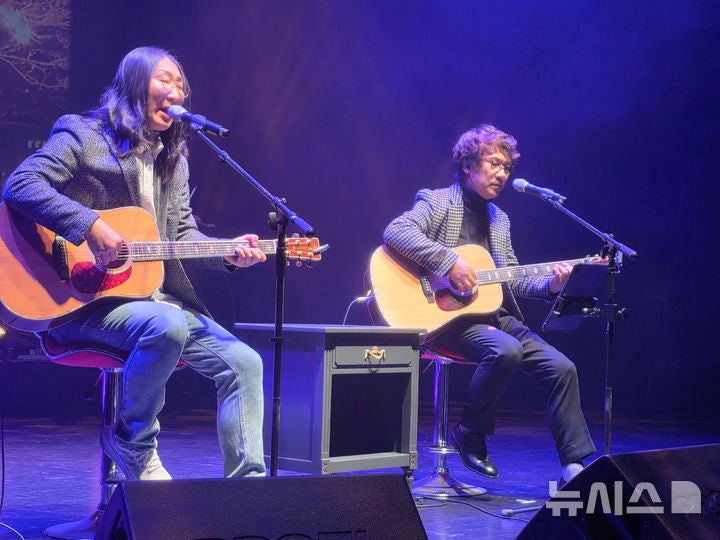 [대구=뉴시스] 포크 뮤지션 배재혁(왼쪽)과 허만성이 24일 대구시 북구 어울아트센터에서 열린 '두 남자의 통기타 이야기' 콘서트에서 공연하고 있다. 2026.01.24 phs64