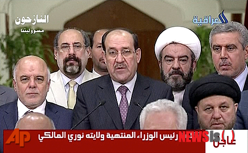 【바그다드=AP/뉴시스】2014년 8월14일 이라크 내외에서 사퇴 압박을 받아온 누리 알 말리키 이라크 총리(가운데)가 3선 연임 도전 포기를 발표하는 장면.그는 올해 1월 24일 시아파 연합에 의해 새 총리로 