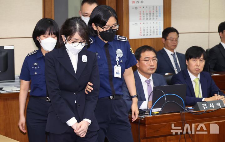 [서울=뉴시스] 사진공동취재단 = 도이치모터스 주가조작과 명태균 공천개입,통일교 청탁·뇌물 수수 의혹 혐의 등으로 구속기소 된 김건희 여사가 24일 오후 서울 서초구 서울중앙지방법원에서 열린 첫 재판에 출석하고 있