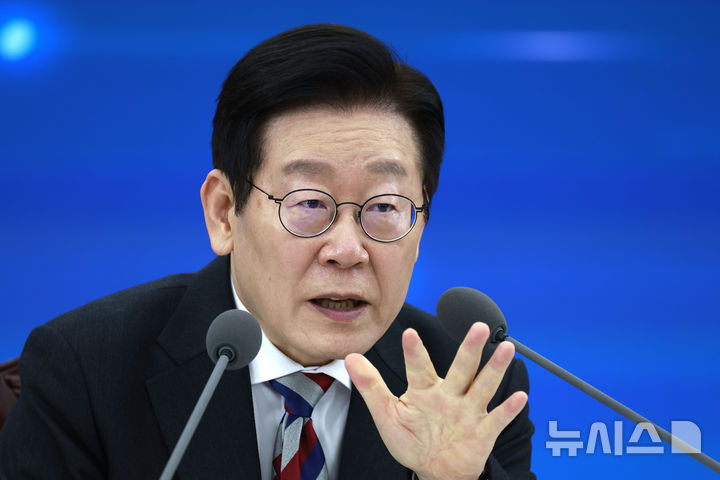 [서울=뉴시스] 최동준 기자 = 이재명 대통령이 18일 서울 용산구 국방부에서 열린 국방부·국가보훈부 업무보고에서 발언하고 있다. 2025.12.18. photocdj@newsis