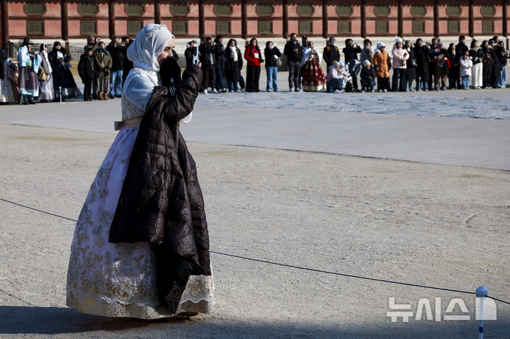 [서울=뉴시스] 정병혁 기자 = 영하권 추운 날씨가 이어진 23일 서울 종로구 경북궁을 찾은 여행객들이 수문장 교대식을 관람하고 있다.2026.01.23.