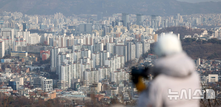 [서울=뉴시스] 서울 중구 남산에서 서울시내 아파트가 보이고 있다.