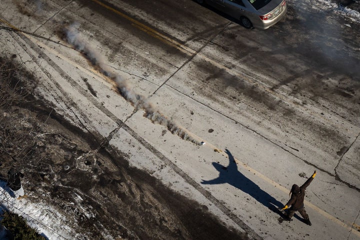 [미니애폴리스=AP/뉴시스] 24일(현지 시간) 미 미네소타주 미니애폴리스에서 37세 시민 알렉스 프레티가 이민세관단속국(ICE)의 총격으로 사망한 현장 인근에서 한 시위자가 두 손을 들고 경찰이 발사한 최루탄을 향