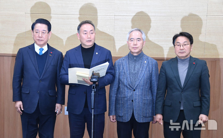 [광주=뉴시스] 변재훈 기자 = 김원이 더불어민주당 전남도당위원장(왼쪽에서 두번째)이 25일 광주 서구 김대중컨벤션센터 회의실에서 광주·전남 행정통합 특별법 제정 간담회 직후 합의된 가안을 발표하고 있다.(사진 왼