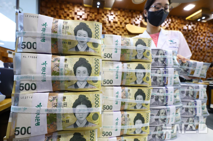 [서울=뉴시스] 황준선 기자 = 22일 서울 중구 하나은행 위변조대응센터에서 직원이 달러화와 원화를 정리하고 있다.2025.05.22.