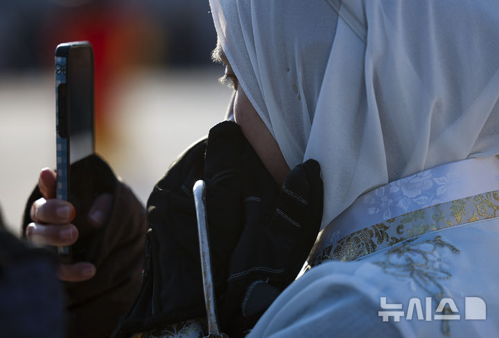[서울=뉴시스] 정병혁 기자 = 영하권 추운 날씨가 이어진 23일 서울 종로구 경북궁을 찾은 여행객들이 수문장 교대식을 관람하고 있다.2026.01.23.