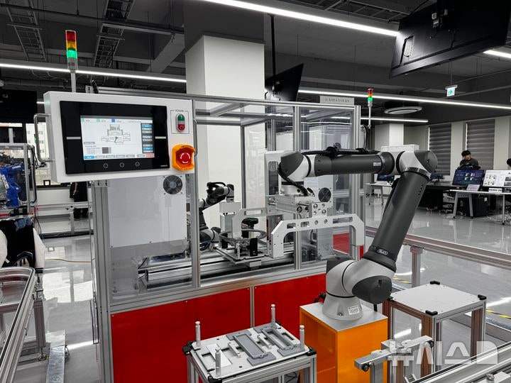 [서울=뉴시스] 심지혜 기자= 전북대에 마련된 전북 피지컬AI 실증랩에 마련된 자동화 로봇.20260126