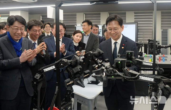 [전주=뉴시스] 김얼 기자 = 배경훈(오른쪽) 부총리 겸 과학기술정보통신부 장관이 26일 전북 전주시 전북대학교에서 열린 '피지컬 AI 실증랩 개소식'에 참석해 장비를 시연해보고 있다.2026.01.26.pmke