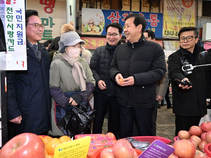 [천안=뉴시스] 구윤철 경제부총리 겸 재정경제부 장관이 2일 설 명절 성수품 수급동향 및 설 민생안정대책의 이행상황을 점검하고자 충남 천안 중앙시장을 방문, 주요 점포에서 물품을 구입하며 민생 현장 물가를 점검하고 