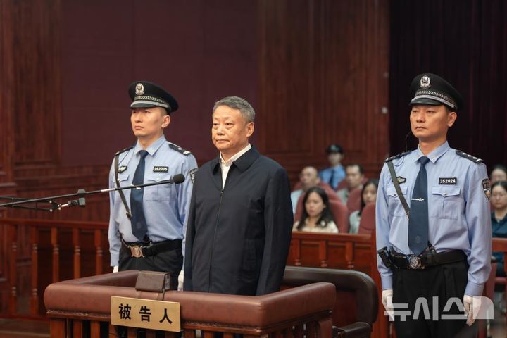 [샤먼(중국)=신화/뉴시스]탕이쥔(唐一軍) 전 중국 사법부장이 2일 1억3700만위안(약 한화 286억원) 상당의 뇌물을 받은 혐의로 무기징역을 선고 받았다. 사진은 푸젠성 샤먼시 중급인민법원에 출석한 탕이쥔. 20