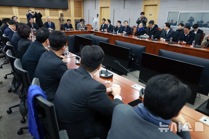 [서울=뉴시스] 고승민 기자 = 김준혁 더불어민주당 의원이 2일 서울 여의도 국회 의원회관에서 열린 더불어민주당 초선의원 모임 '더민초' 간담회에서 발언을 하고 있다. 2026.02.02. kkssmm99@newsi