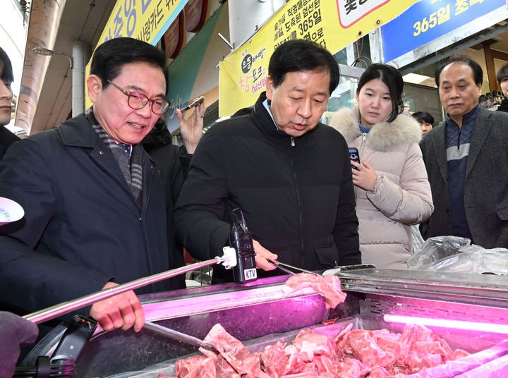 [서울=뉴시스] 구윤철 부총리 겸 재정경제부 장관이 2일 충남 천안 중앙시장을 방문해 설 명절 성수품 수급동향 및 설 민생안정 대책을 점검하고 있다. (사진=재정경제부 제공) 2026.02.02. photo@news