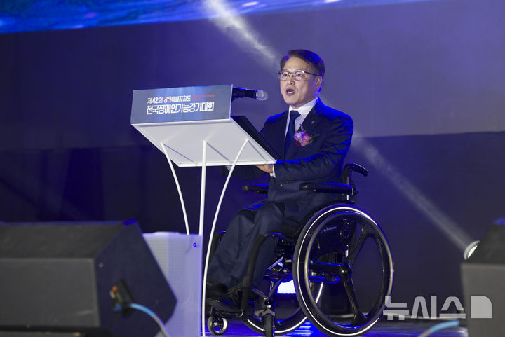 [����=���ý�] ��ټ� ���� = ������ �ѱ�����ΰ������ �̻����� ������ 9�� 16�� ���� ���� ������ ���ǵ彺�����ð���忡�� ���� ��42ȸ ����Ư����ġ�� ��������α�ɰ���ȸ ��ȸ�Ŀ��� ��ȸ�縦 �ϰ� �ִ�. 202