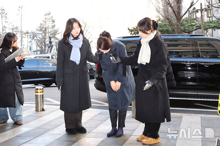 [서울=뉴시스] 최진석 기자 = 공천헌금 1억원을 수수한 혐의를 받는 강선우 무소속 의원이 2차 경찰 조사를 받기 위해 3일 오전 서울 마포구 서울경찰청 광역수사단 공공범죄수사대로