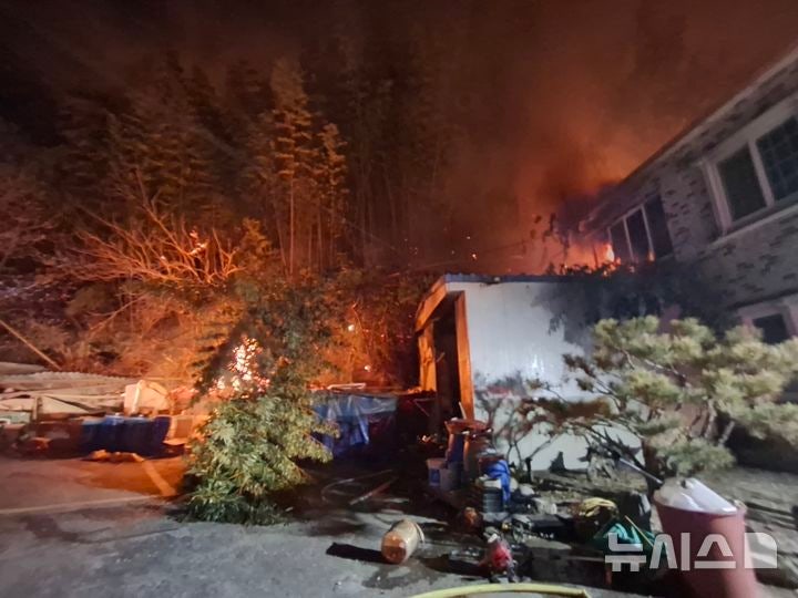 [경주=뉴시스] 경주시 양남면 신대리 산 45번지 일대 산불 현장. (사진=경주시 제공) 2026.2.7. photo@newsis.com