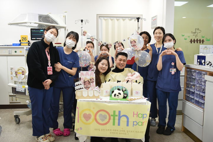 [수원=뉴시스] 아주대병원에서 재태기간 22주, 출생 체중 475g으로 태어난 초극소 저체중아가 생후 100일을 맞아 부모와 의료진이 함께 기념 촬영을 하고 있다. 아기는 지난해 10월 30일 출생 후 수많은 고비를