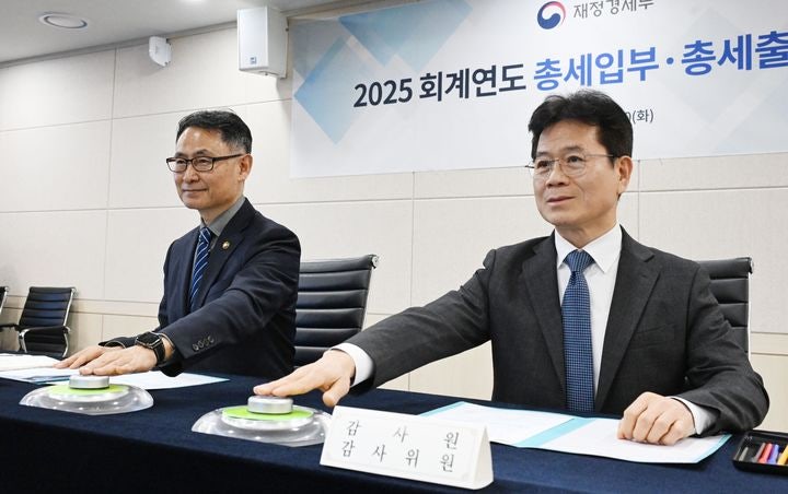 [서울=뉴시스] 허장 재정경제부 2차관이 10일 서울 용산구 한국재정정보원에서 열린 '2025회계연도 총세입부·총세출부 마감행사'에서 이남구 감사원 감사위원과 함께 세입·세출 실적을 확정하고 있다. (사진=재정경제부