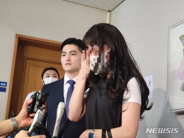 [부산=뉴시스] 이동민 기자 = 2023년 6월 12일 오후 부산지방법원 법정 앞에서 부산 돌려차기 사건 피해자가 취재진의 질문에 답하고 있다. 서울중앙지법 민사31단독은 13일 피해자가 제기한 국가배상 소송에서 국