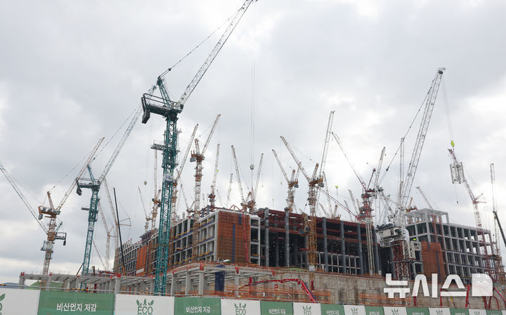 [용인=뉴시스]김종택 기자=경기 용인시 처인구 원삼면 용인반도체클러스터 일반산업단지 공사현장에서 분주하게 공사가 진행되고 있다. 2026.02.08. photo@newsis.com