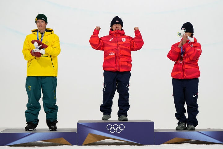 [リヴィーニョ=AP/ニューシス]スノーボード男ハーフパイプ金メダル 日本の戸塚。 20256.02.13。