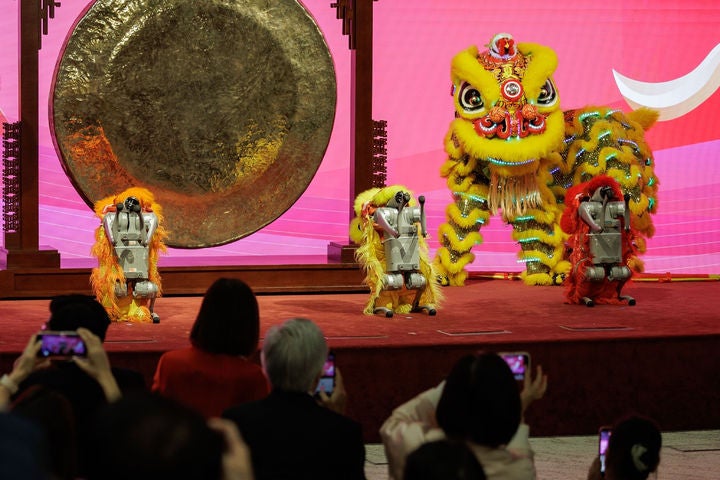 [홍콩=AP/뉴시스] 홍콩 증시가 20일 춘제(중국 설) 연휴 이후 첫 거래일을 맞은 가운데 기업공개(IPO), 거래규모에 대한 낙관적인 전망이 제기됐다. 이날 홍콩 거래소에서 춘제 이후 첫 거래일을 맞아 축하공연이
