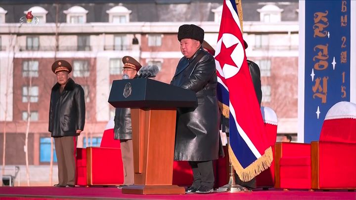 [서울=뉴시스] 북한 조선중앙TV는 김정은 북한 국무위원장과 딸 주애가 지난 15일 평양 화성지구 명당자리에 러시아에 파병됐다가 전사한 참전군인 유족을 위해 조성된 '새별거리' 준