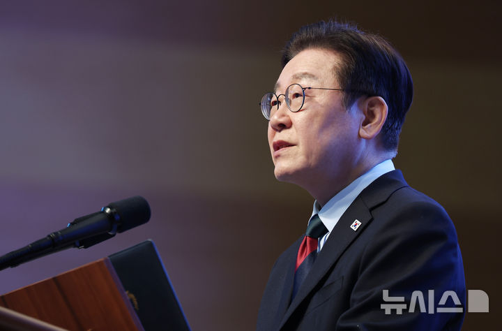 [대전=뉴시스] 최동준 기자 = 이재명 대통령이 20일 대전 유성구 카이스트(KAIST)에서 열린 학위수여식에서 축사하고 있다. (청와대통신사진기자단) 2026.02.20. pho