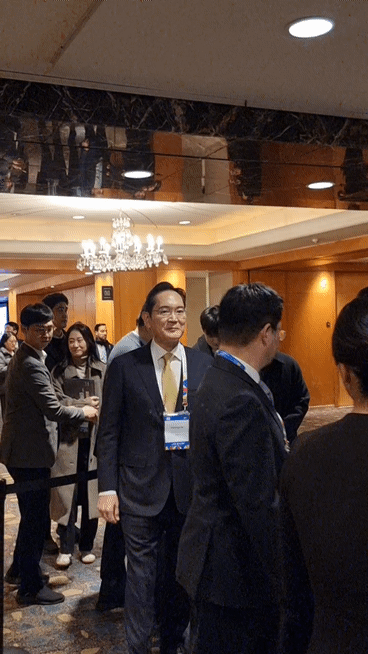 [서울=뉴시스]이지용 기자 = 이재용 삼성전자 회장이 23일 서울 소공동 롯데호텔에서 열린 '한-브라질 비즈니스 포럼'에 참석하기 위해 행사장에 들어서는 모습. 2026.02.23. leejy5223@newsis.c