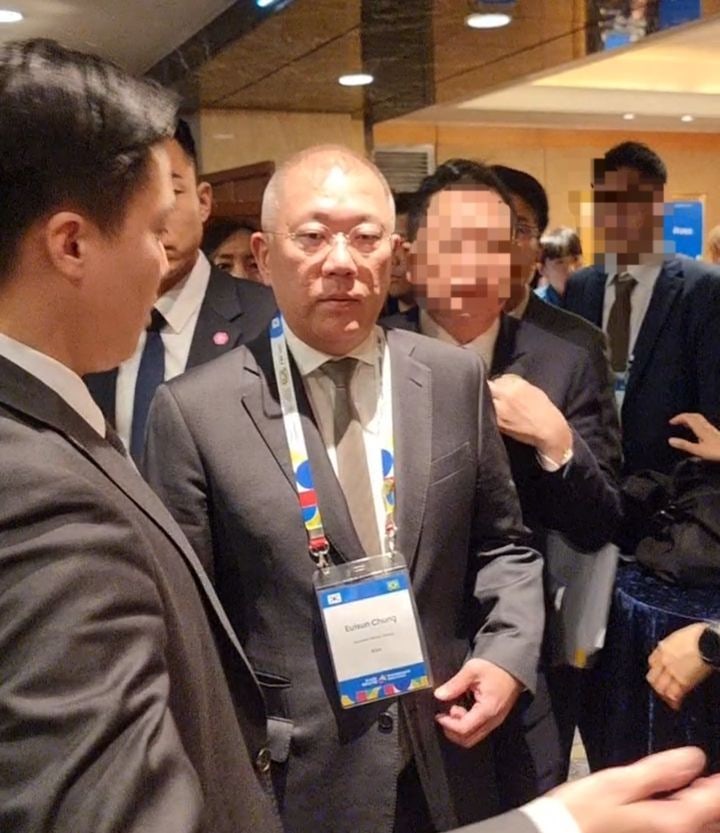 [서울=뉴시스]이지용 기자 = 정의선 현대차그룹 회장이 23일 서울 소공동 롯데호텔에서 열린 '한-브라질 비즈니스 포럼'에 참석하기 위해 행사장에 들어서는 모습. 2026.02.23. leejy5223@newsis.