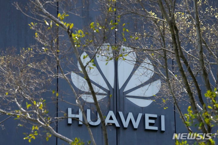 [선전(중국)=AP/뉴시스] ﻿중﻿국 최대 통신장비업체 화웨이가 미국의 제재 속에서도 지난해 8800억위안(약 184조8000억원)을 웃도는 매출을 기록하며 역대 두 번째 규모의 실적을 달성