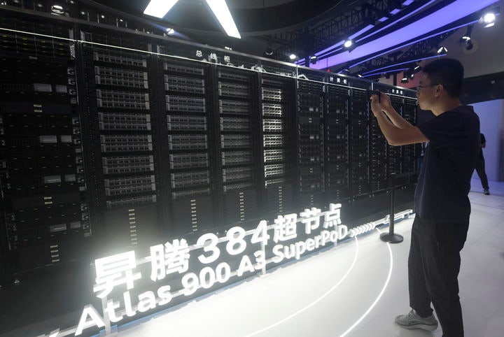 [상하이=AP/뉴시스] 중국 정부가 미국 반도체 기업 엔비디아의 인공지능(AI) 칩 수입을 자국 주요 IT 기업에 전면 금지한 가운데, 화웨이가 자체 AI 칩의 향후 출시 계획과 대규모 AI 클러스터 기술을 공개했다