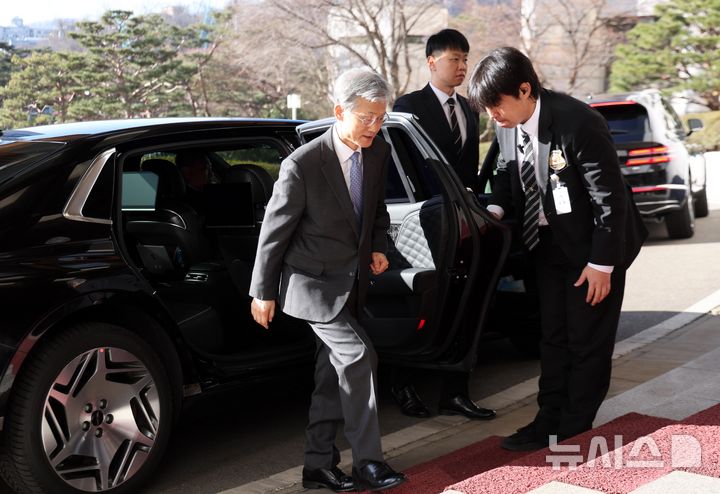 대법원장 조희대, 오늘 출근하며 새로운 시작