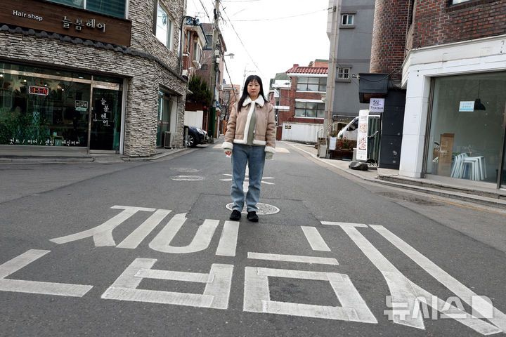 [서울=뉴시스] 박진희 기자 = 이유리 작가가 27일 서울 은평구 작업실 인근에서 포즈를 취하고 있다.이 작가는 남편 김홍 작가와 문학부부로 활동하며,최근 데뷔 후 첫 장편 소설 '구름 사람들' 출간했다.202
