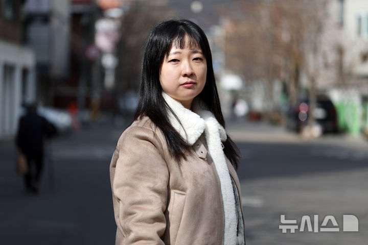 [서울=뉴시스] 박진희 기자 = 이유리 작가가 27일 서울 은평구 작업실 인근에서 포즈를 취하고 있다.이 작가는 남편 김홍 작가와 문학부부로 활동하며,최근 데뷔 후 첫 장편 소설 '구름 사람들' 출간했다.202