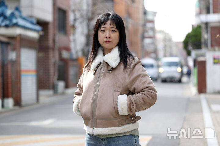 [서울=뉴시스] 박진희 기자 = 이유리 작가가 27일 서울 은평구 작업실 인근에서 포즈를 취하고 있다.이 작가는 남편 김홍 작가와 문학부부로 활동하며,최근 데뷔 후 첫 장편 소설 '구름 사람들' 출간했다.202