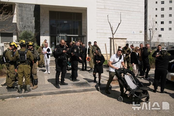 [하이파=AP/뉴시스] 28일(현지 시간) CNN에 따르면 이스마일 바가이 이란 외무부 대변인은 미국과 이스라엘의 공격에 대해 "근거 없는 노골적 침략 행위"라고 비판했다.미국이 이란에 대해 군사공격을 강행한 가운