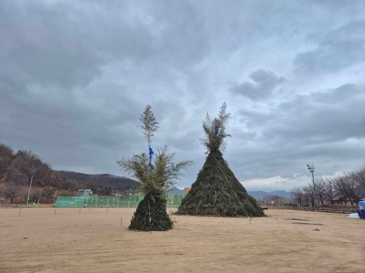 [밀양=뉴시스] 무안면 달집태우기 행사장 준비 현장. (사진=밀양시 제공) 2026.03.01. photo@newsis.com *재판매 및 DB 금지