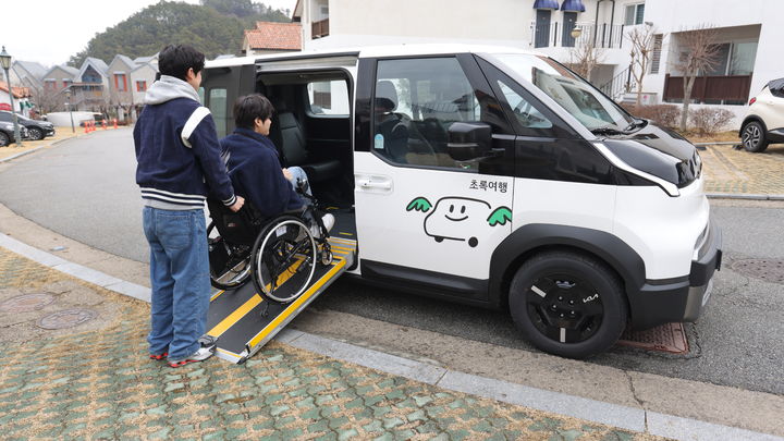 [����=���ý�] �ʷϿ��� �����ڰ� ������ ���� ���� PV5 WAV�� ž���ϴ� ��� (����=�׸�����Ʈ ����) 2026.03.06. photo@newsis.com *���Ǹ� �� DB ����