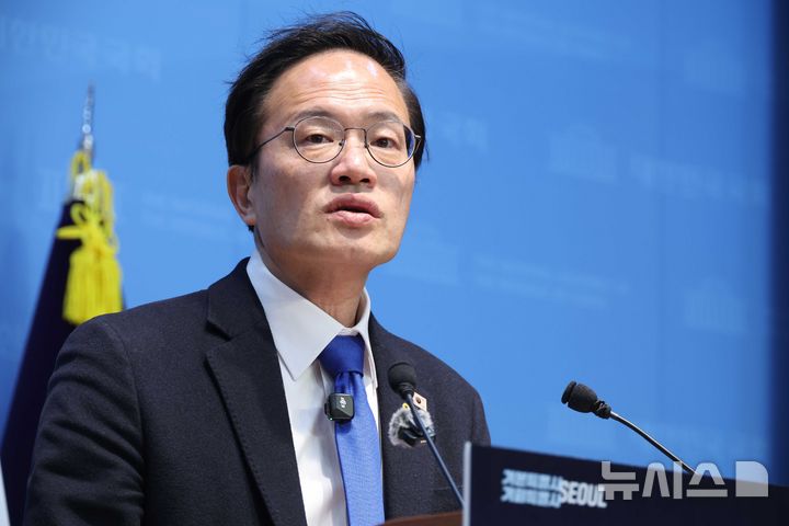 [서울=뉴시스] 조성봉 기자 = 서울시장 출마를 선언한 박주민 더불어민주당 의원이 5일 오전 서울 여의도 국회 소통관에서 '중장년 지원 마스터플랜' 공약을 발표하고 있다.  2026.03.05. suncho21@ne