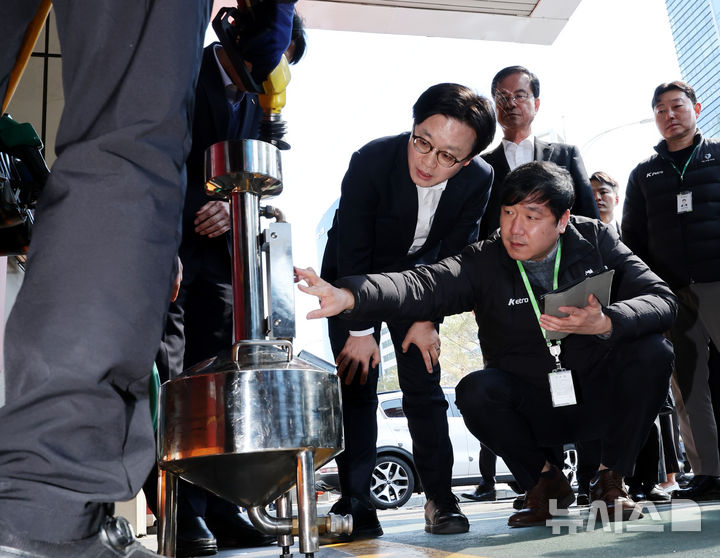 [서울=뉴시스] 박주성 기자 = 김정관 산업통상부 장관이 13일 오전 석유 최고가격제 관련 서울 마포구 SK에너지 직영 주유소를 방문해 한국석유관리원 직원에게 정량기준탱크를 사용해 정량 검사하는 방법에 대한 설명을 