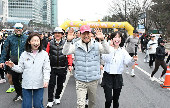 [서울=뉴시스] 오세훈 서울시장이 14일 시민들과‘쉬엄쉬엄 모닝’을 즐기고 있다.2026.03.14.(사진=서울시 제공) *재판매 및 DB 금지